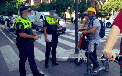 Valencia inicia una campaña para el uso de patinetes y bicicletas bajo el lema “Tú eres el chasis”