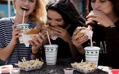 Snacks, comida rápida y bebidas azucaradas: así es la mala alimentación de los universitarios