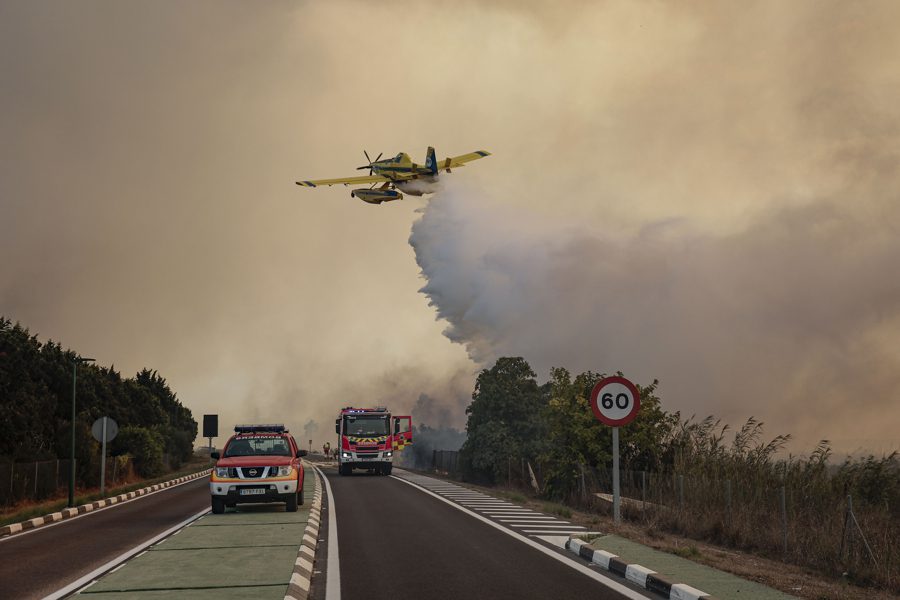 Las evacuaciones de El Saler se mantienen hasta que se estabilice el incendio