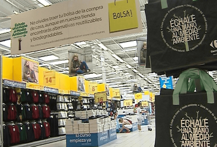 El consumo de bolsas de plástico cae un 40 % desde que comenzaron a cobrarse